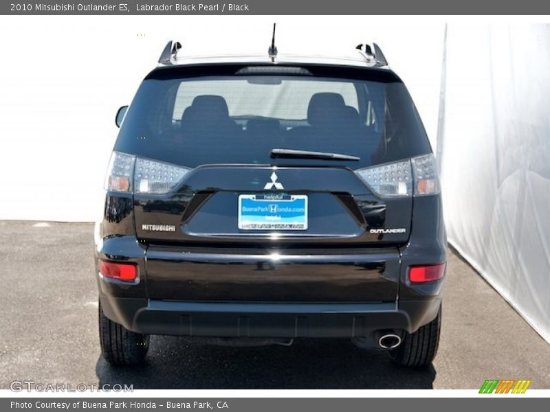 Labrador Black Pearl / Black 2010 Mitsubishi Outlander ES