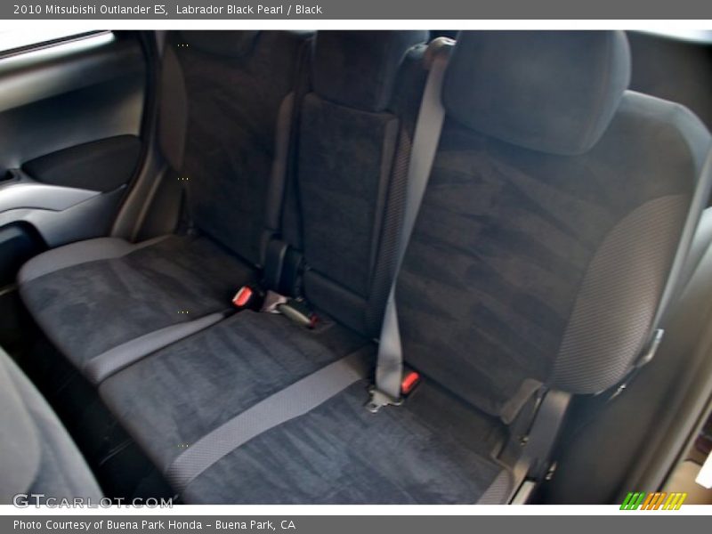 Labrador Black Pearl / Black 2010 Mitsubishi Outlander ES