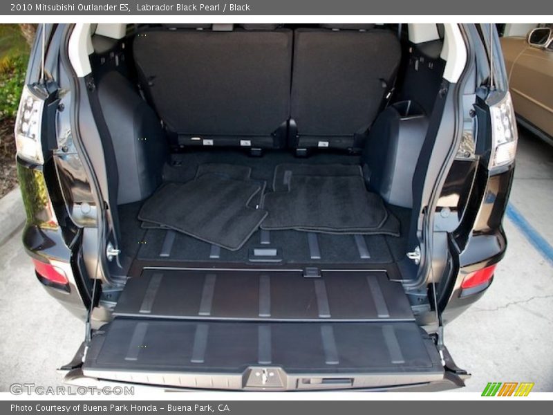 Labrador Black Pearl / Black 2010 Mitsubishi Outlander ES