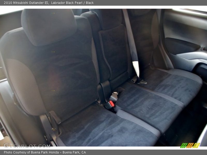 Labrador Black Pearl / Black 2010 Mitsubishi Outlander ES