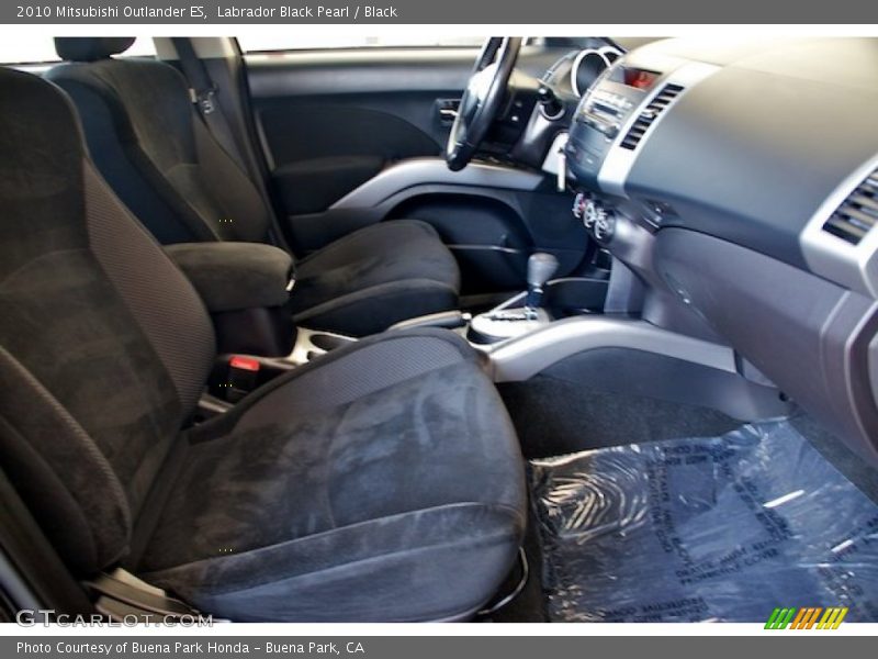 Labrador Black Pearl / Black 2010 Mitsubishi Outlander ES