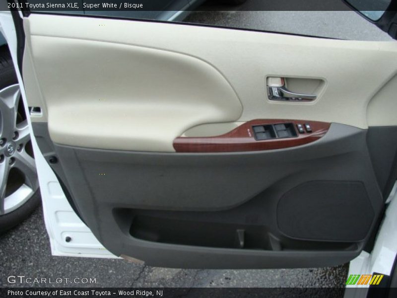 Super White / Bisque 2011 Toyota Sienna XLE