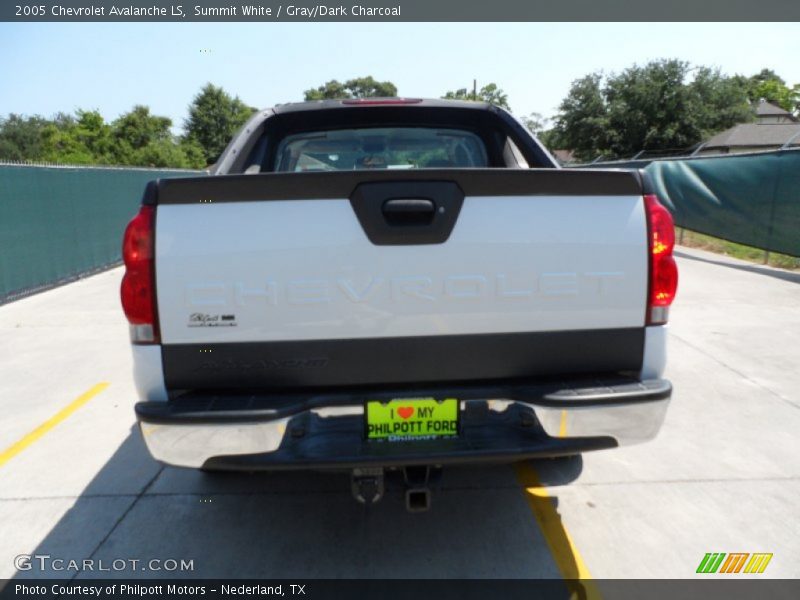 Summit White / Gray/Dark Charcoal 2005 Chevrolet Avalanche LS