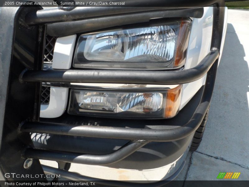 Summit White / Gray/Dark Charcoal 2005 Chevrolet Avalanche LS