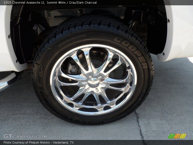 Summit White / Gray/Dark Charcoal 2005 Chevrolet Avalanche LS