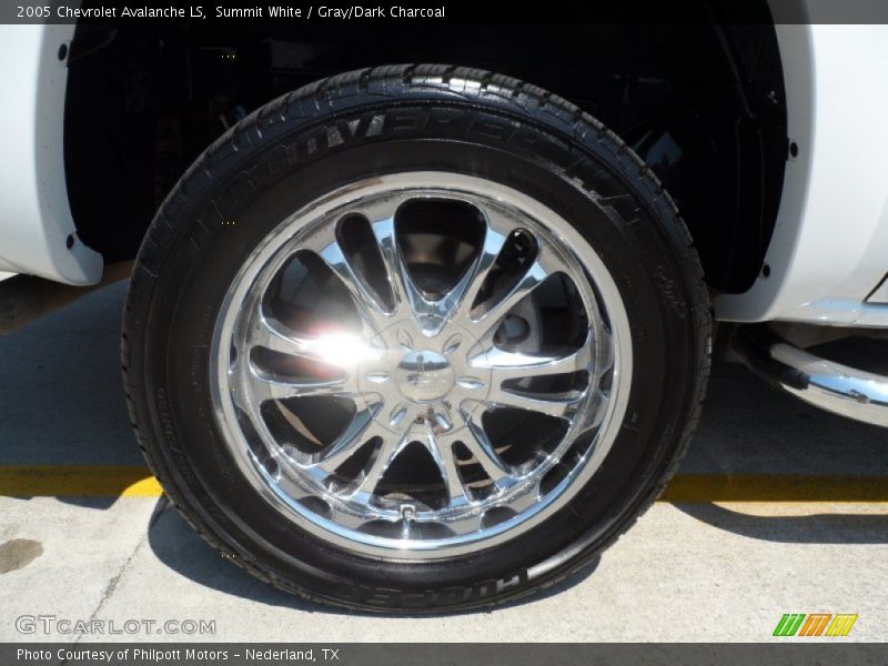 Summit White / Gray/Dark Charcoal 2005 Chevrolet Avalanche LS