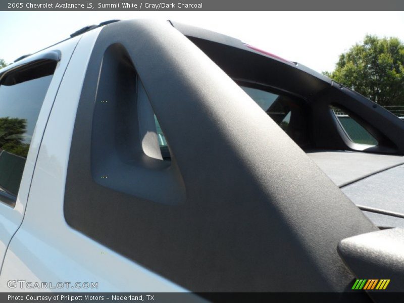 Summit White / Gray/Dark Charcoal 2005 Chevrolet Avalanche LS