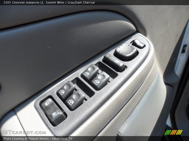 Summit White / Gray/Dark Charcoal 2005 Chevrolet Avalanche LS