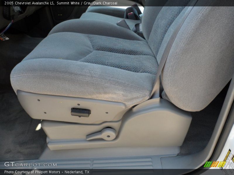 Summit White / Gray/Dark Charcoal 2005 Chevrolet Avalanche LS