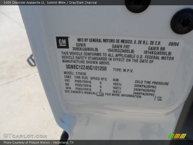 Summit White / Gray/Dark Charcoal 2005 Chevrolet Avalanche LS