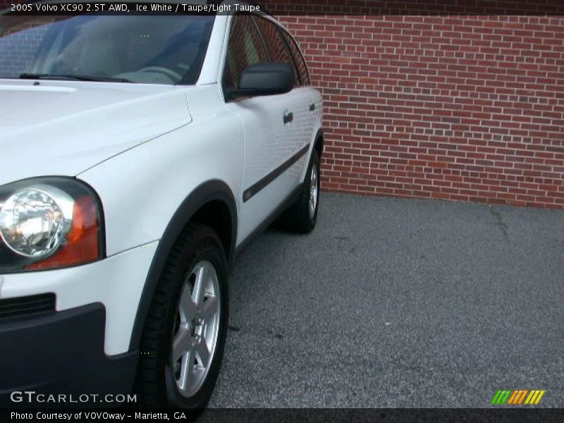 Ice White / Taupe/Light Taupe 2005 Volvo XC90 2.5T AWD