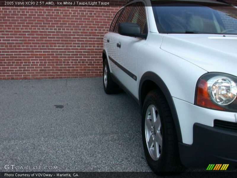 Ice White / Taupe/Light Taupe 2005 Volvo XC90 2.5T AWD