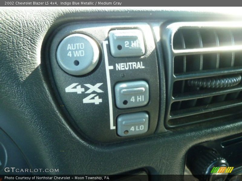 Indigo Blue Metallic / Medium Gray 2002 Chevrolet Blazer LS 4x4