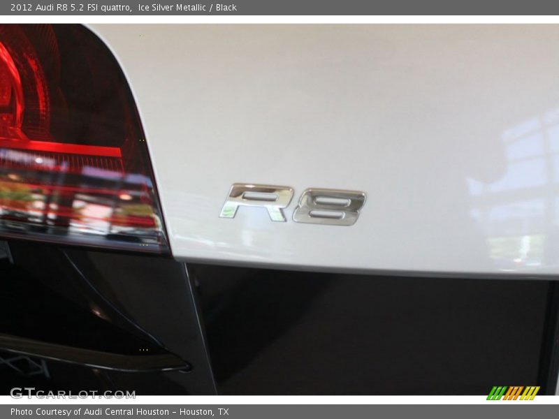  2012 R8 5.2 FSI quattro Logo