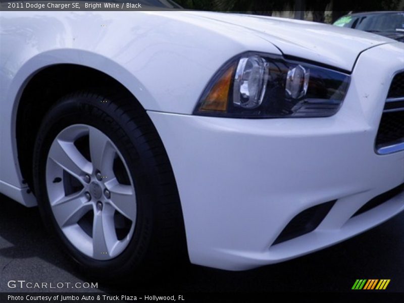 Bright White / Black 2011 Dodge Charger SE