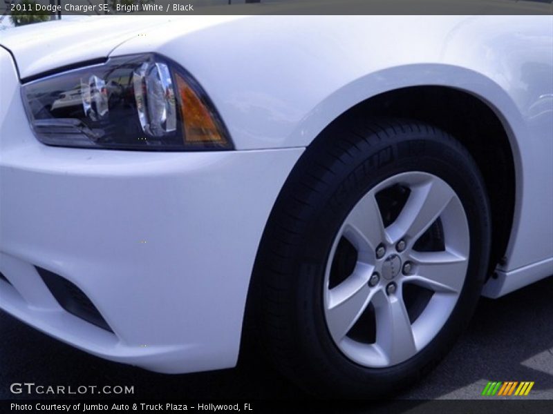 Bright White / Black 2011 Dodge Charger SE