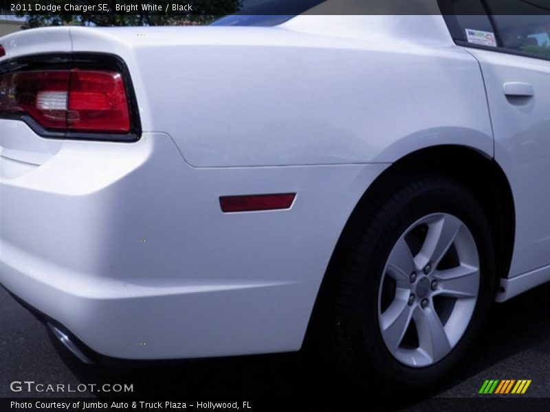 Bright White / Black 2011 Dodge Charger SE