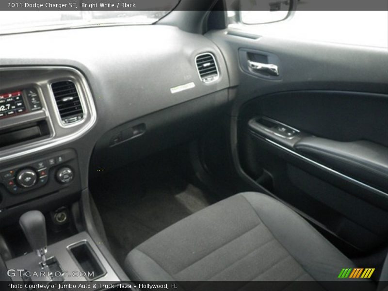 Bright White / Black 2011 Dodge Charger SE