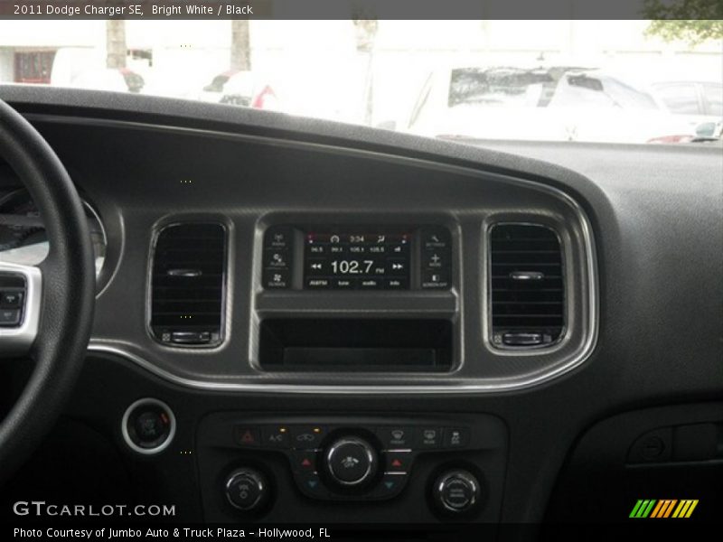 Bright White / Black 2011 Dodge Charger SE