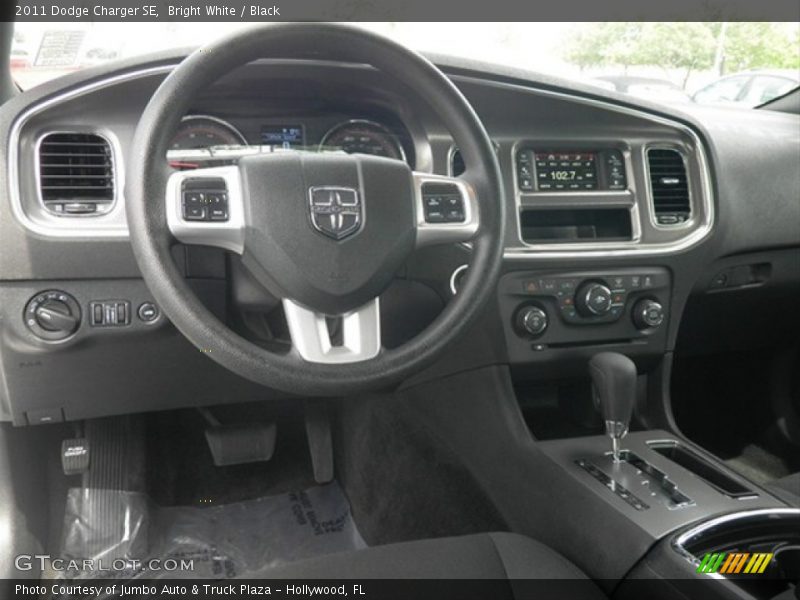 Bright White / Black 2011 Dodge Charger SE