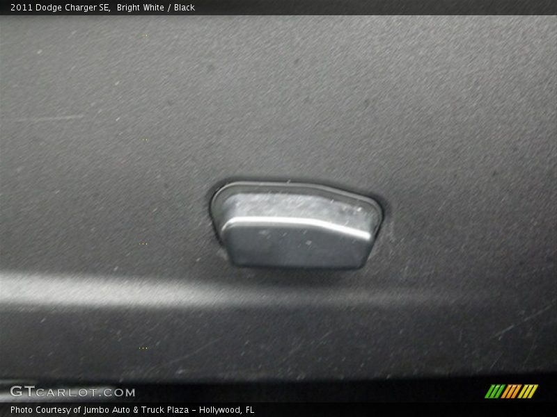 Bright White / Black 2011 Dodge Charger SE