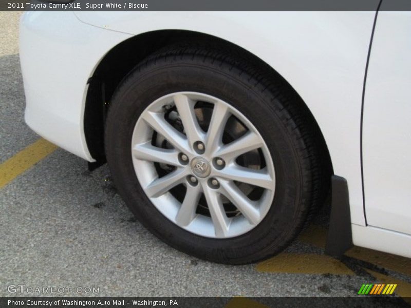 Super White / Bisque 2011 Toyota Camry XLE