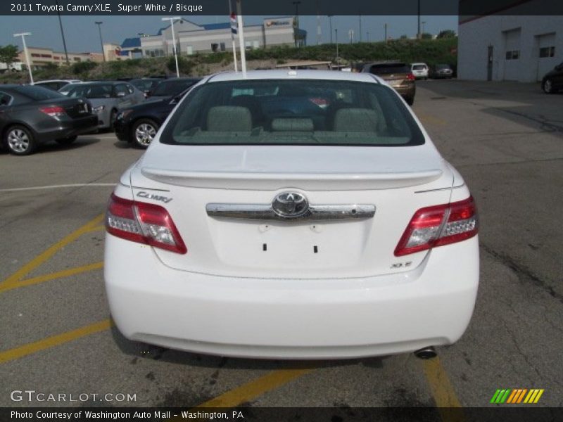 Super White / Bisque 2011 Toyota Camry XLE