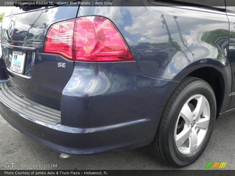 Atlantis Blue Metallic / Aero Grey 2009 Volkswagen Routan SE