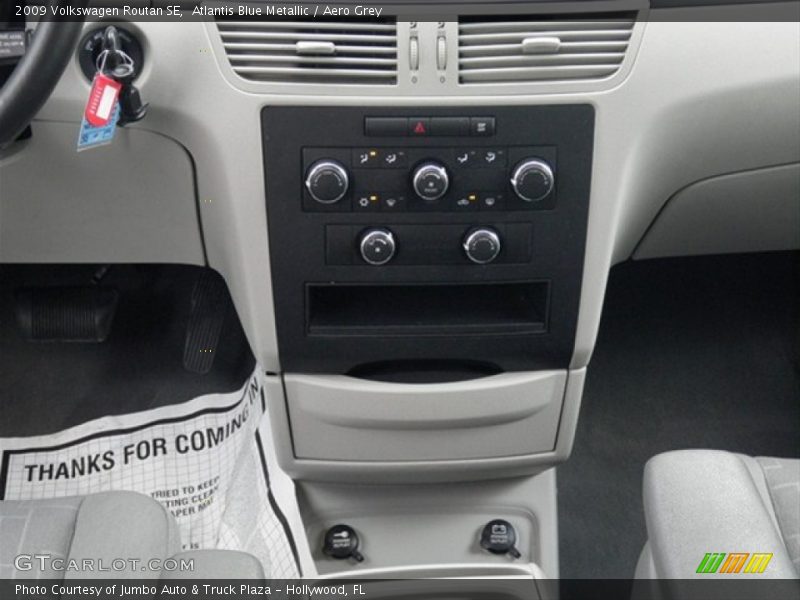 Atlantis Blue Metallic / Aero Grey 2009 Volkswagen Routan SE