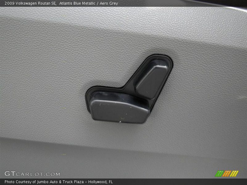 Atlantis Blue Metallic / Aero Grey 2009 Volkswagen Routan SE