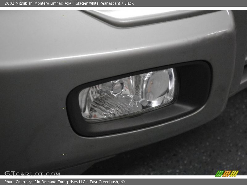 Glacier White Pearlescent / Black 2002 Mitsubishi Montero Limited 4x4