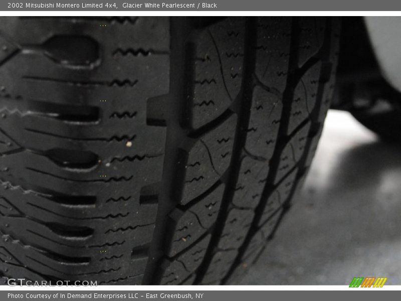 Glacier White Pearlescent / Black 2002 Mitsubishi Montero Limited 4x4