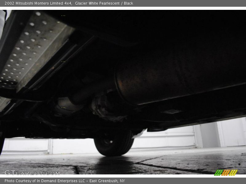 Glacier White Pearlescent / Black 2002 Mitsubishi Montero Limited 4x4