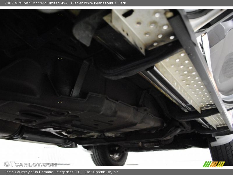 Glacier White Pearlescent / Black 2002 Mitsubishi Montero Limited 4x4