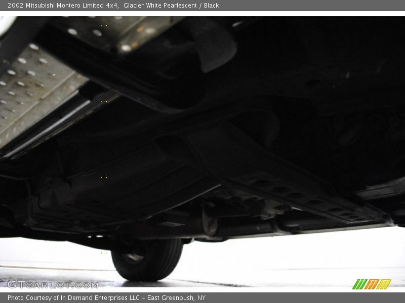 Glacier White Pearlescent / Black 2002 Mitsubishi Montero Limited 4x4