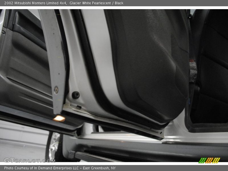 Glacier White Pearlescent / Black 2002 Mitsubishi Montero Limited 4x4