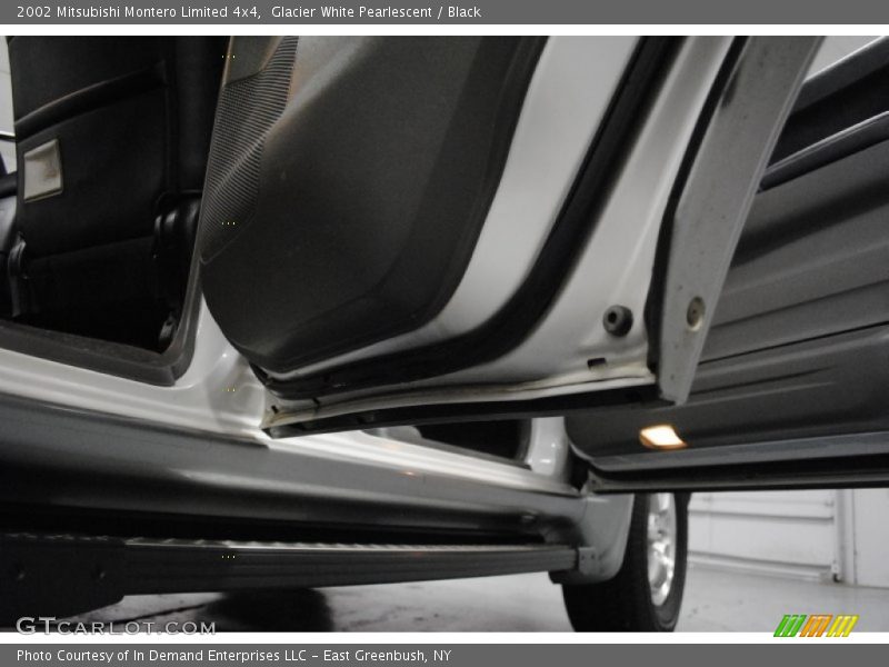 Glacier White Pearlescent / Black 2002 Mitsubishi Montero Limited 4x4
