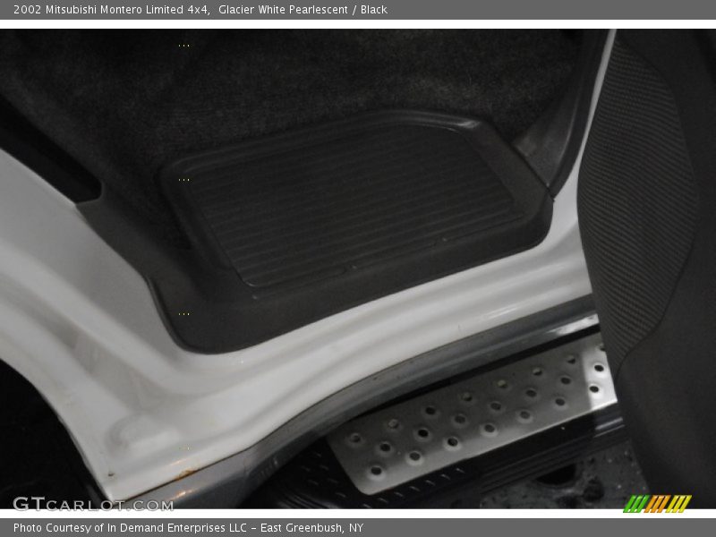 Glacier White Pearlescent / Black 2002 Mitsubishi Montero Limited 4x4