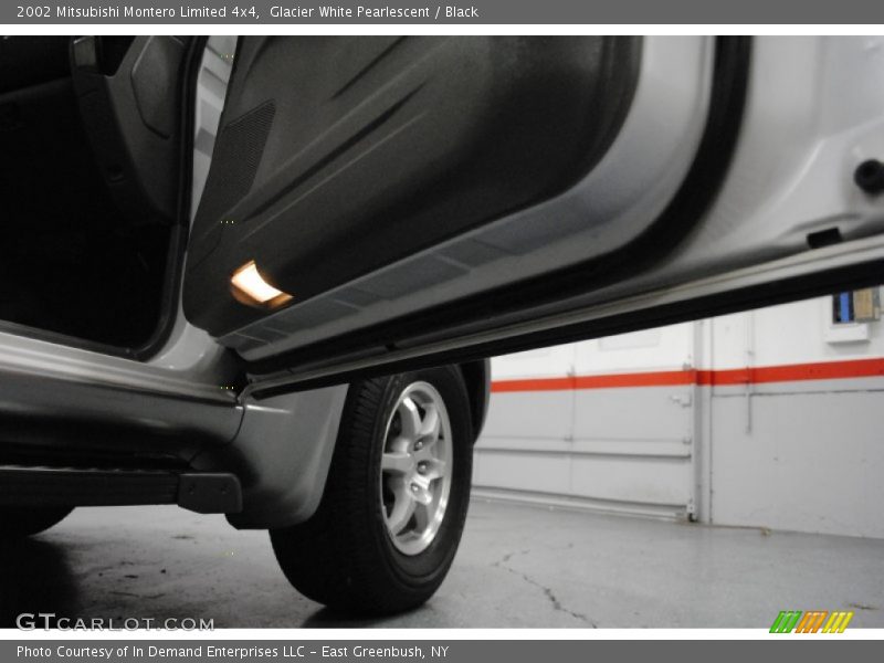 Glacier White Pearlescent / Black 2002 Mitsubishi Montero Limited 4x4