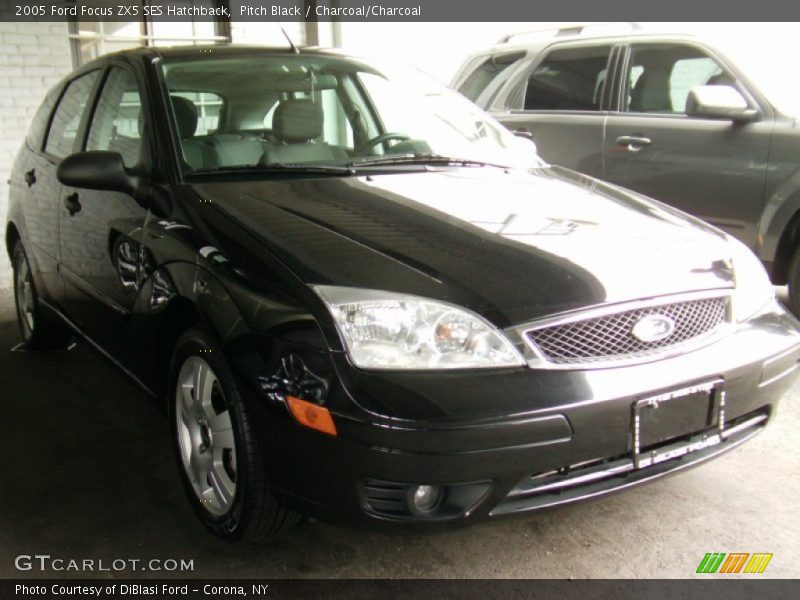 Pitch Black / Charcoal/Charcoal 2005 Ford Focus ZX5 SES Hatchback