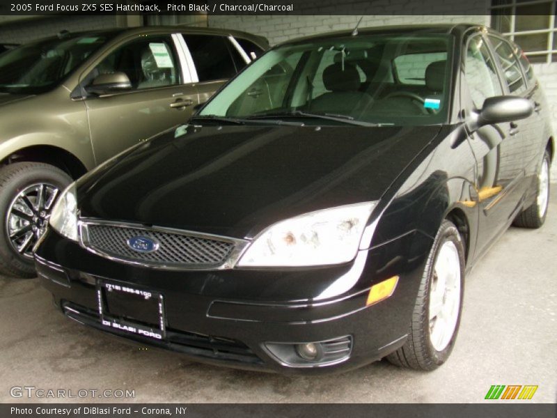 Pitch Black / Charcoal/Charcoal 2005 Ford Focus ZX5 SES Hatchback