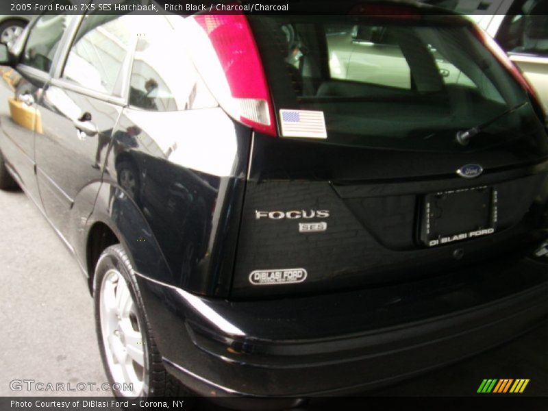 Pitch Black / Charcoal/Charcoal 2005 Ford Focus ZX5 SES Hatchback