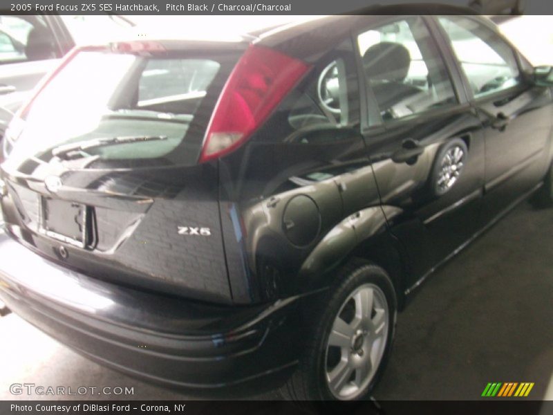 Pitch Black / Charcoal/Charcoal 2005 Ford Focus ZX5 SES Hatchback