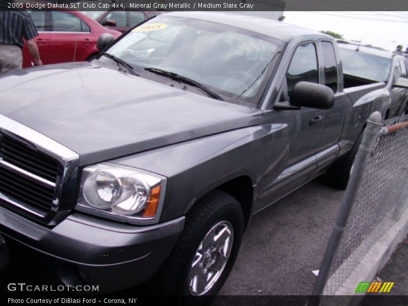 Mineral Gray Metallic / Medium Slate Gray 2005 Dodge Dakota SLT Club Cab 4x4