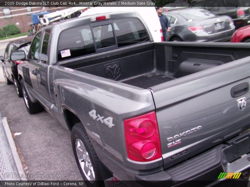 Mineral Gray Metallic / Medium Slate Gray 2005 Dodge Dakota SLT Club Cab 4x4