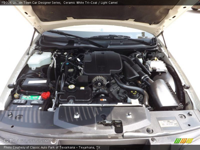 Ceramic White Tri-Coat / Light Camel 2006 Lincoln Town Car Designer Series