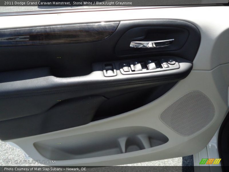 Stone White / Black/Light Graystone 2011 Dodge Grand Caravan Mainstreet