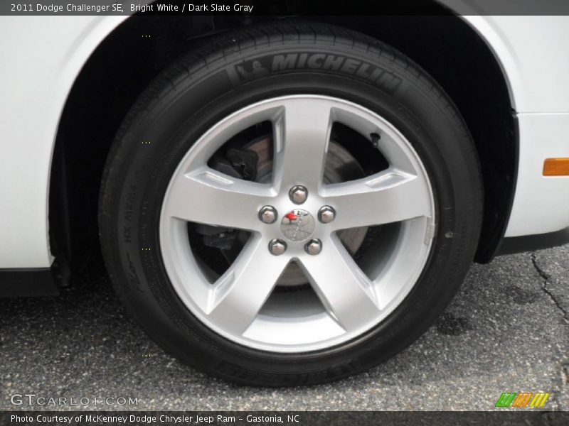 Bright White / Dark Slate Gray 2011 Dodge Challenger SE