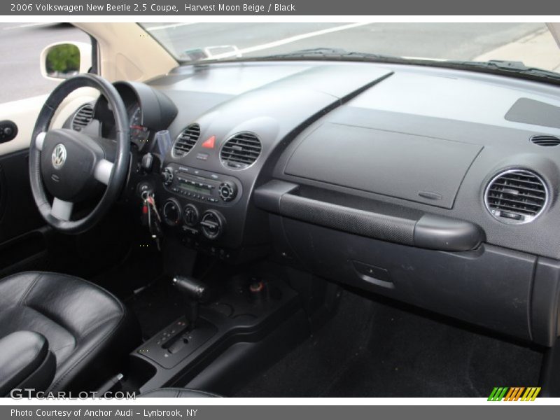 Dashboard of 2006 New Beetle 2.5 Coupe