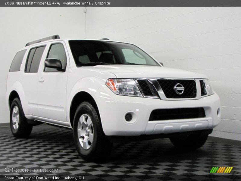 Avalanche White / Graphite 2009 Nissan Pathfinder LE 4x4